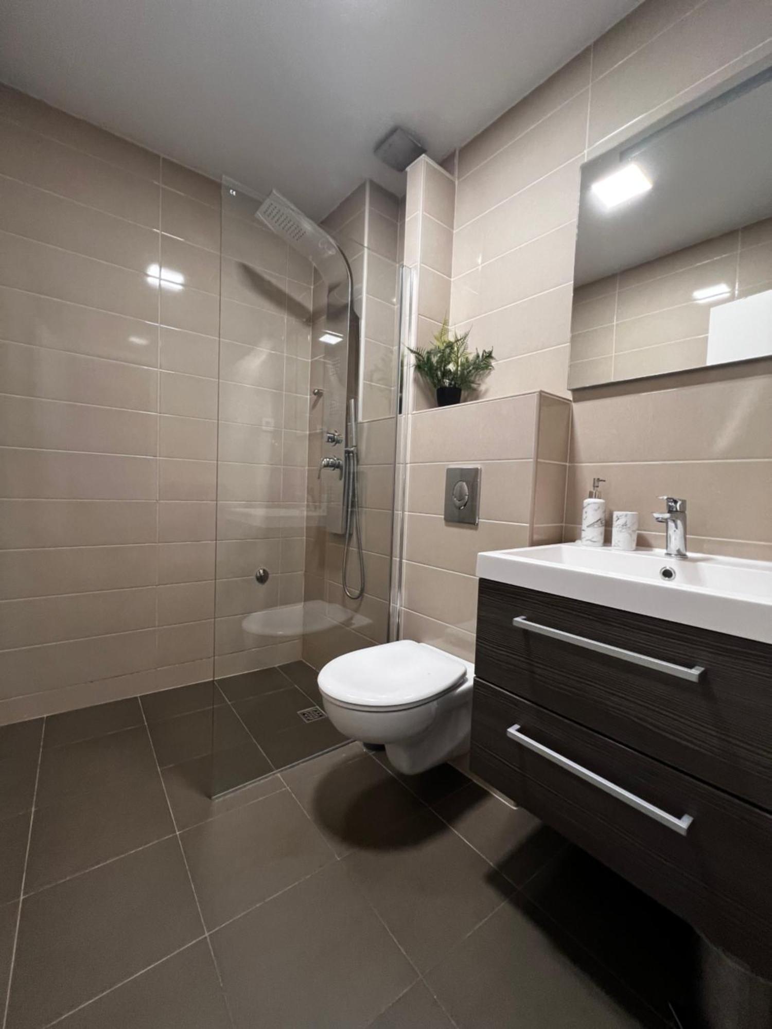 Apartmani Cvitanovic Baska Voda Bagian luar foto