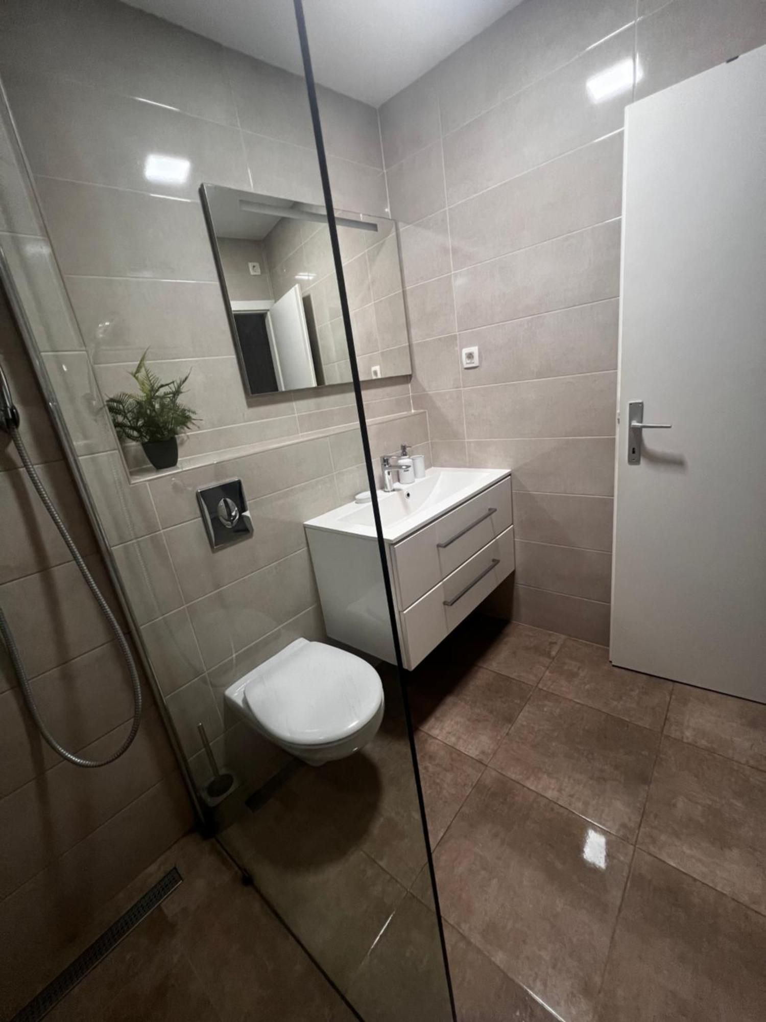 Apartmani Cvitanovic Baska Voda Bagian luar foto