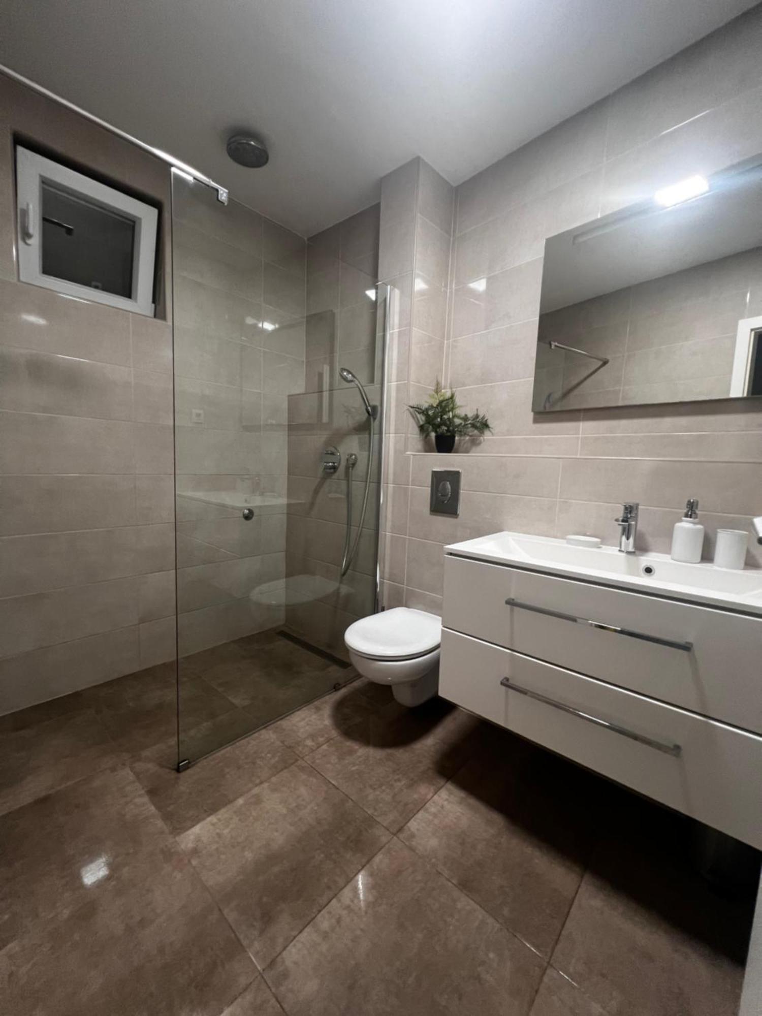 Apartmani Cvitanovic Baska Voda Bagian luar foto